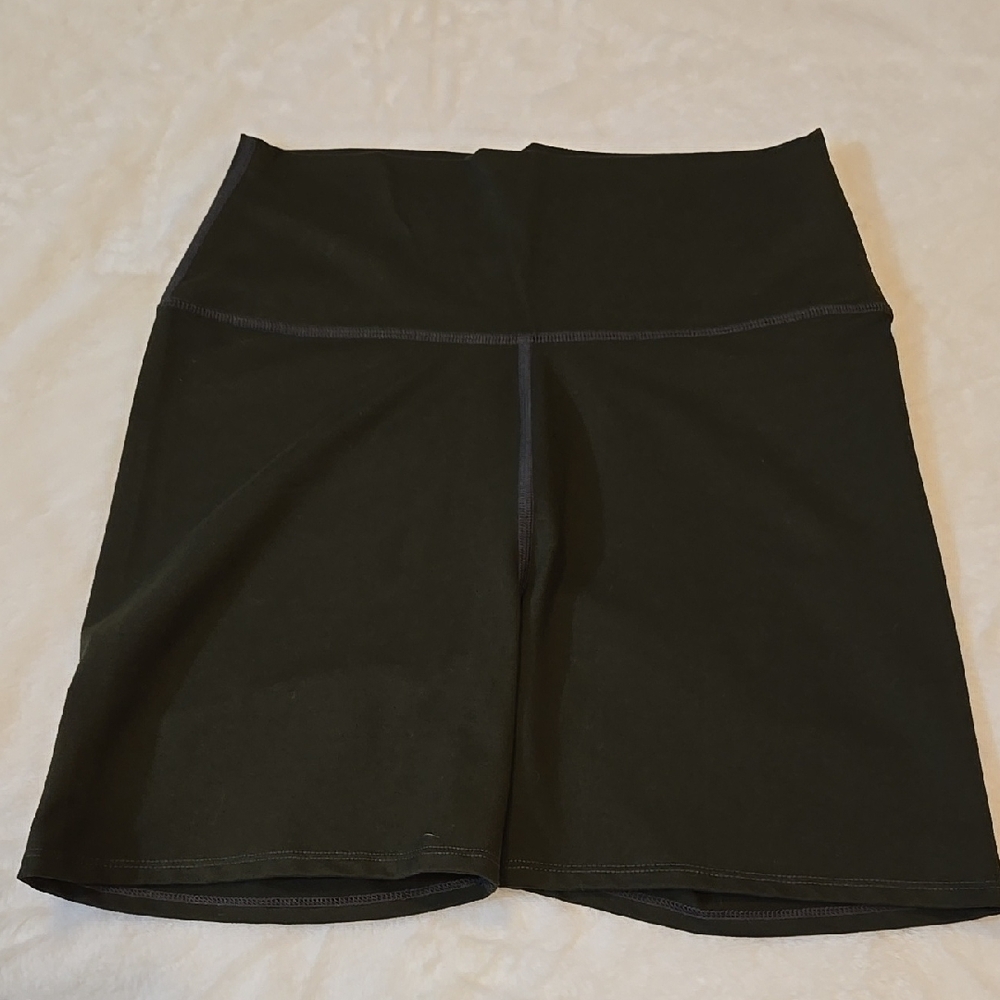 Core IO Hunter Green Bike Shorts Stretchy Fabric Wide Waistband Size Medium